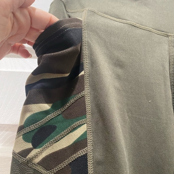 Camo Leggings with Mesh Panel and Thigh Pockets, Large or Extra Large - Picture 4 of 5